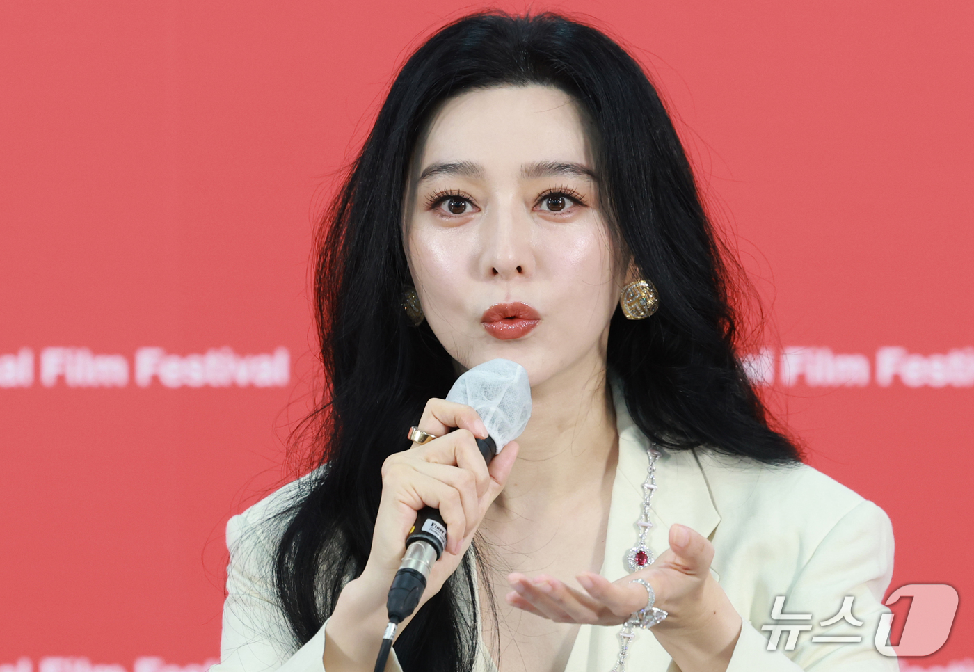 (부산=뉴스1) 권현진 기자 = 배우 판빙빙이 7일 부산 해운대구 영화의전당 비프힐에서 열린 ‘제31회 부산국제영화제’(BIFF) '미친 노인의 일기' '그녀가 말했다' 기자회견에 …