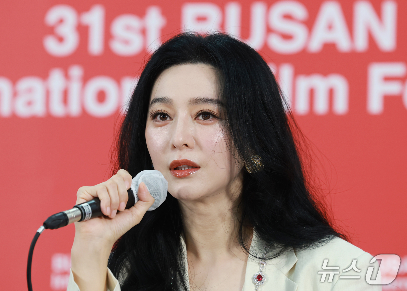 (부산=뉴스1) 권현진 기자 = 배우 판빙빙이 7일 부산 해운대구 영화의전당 비프힐에서 열린 ‘제31회 부산국제영화제’(BIFF) '미친 노인의 일기' '그녀가 말했다' 기자회견에 …