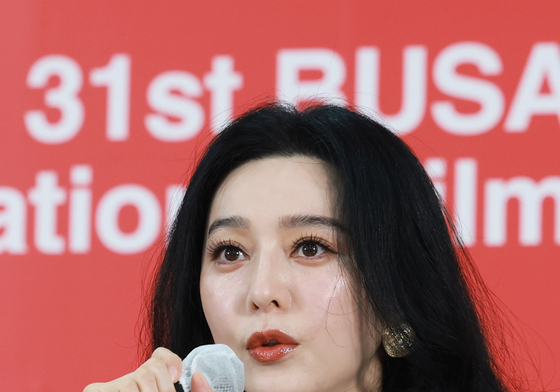취재진 질문에 답하는 판빙빙