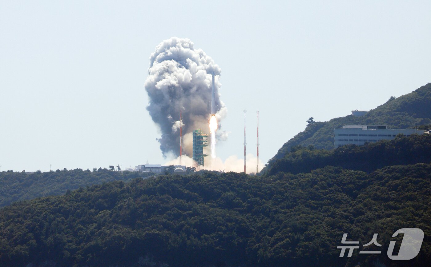 본문 이미지 - 한국형 발사체 누리호가 7일 오후 전남광주 고흥군 나로우주센터에서 발사되고 있다. 5차 발사를 맞이한 누리호는 초소형군집위성 2~6호 5기와 국내 기업·대학·연구기관이 개발한 큐브위성 10기 등 총 15기의 위성을 싣고 우주로 향한다. 2026.10.7 ⓒ 뉴스1 최지환 기자