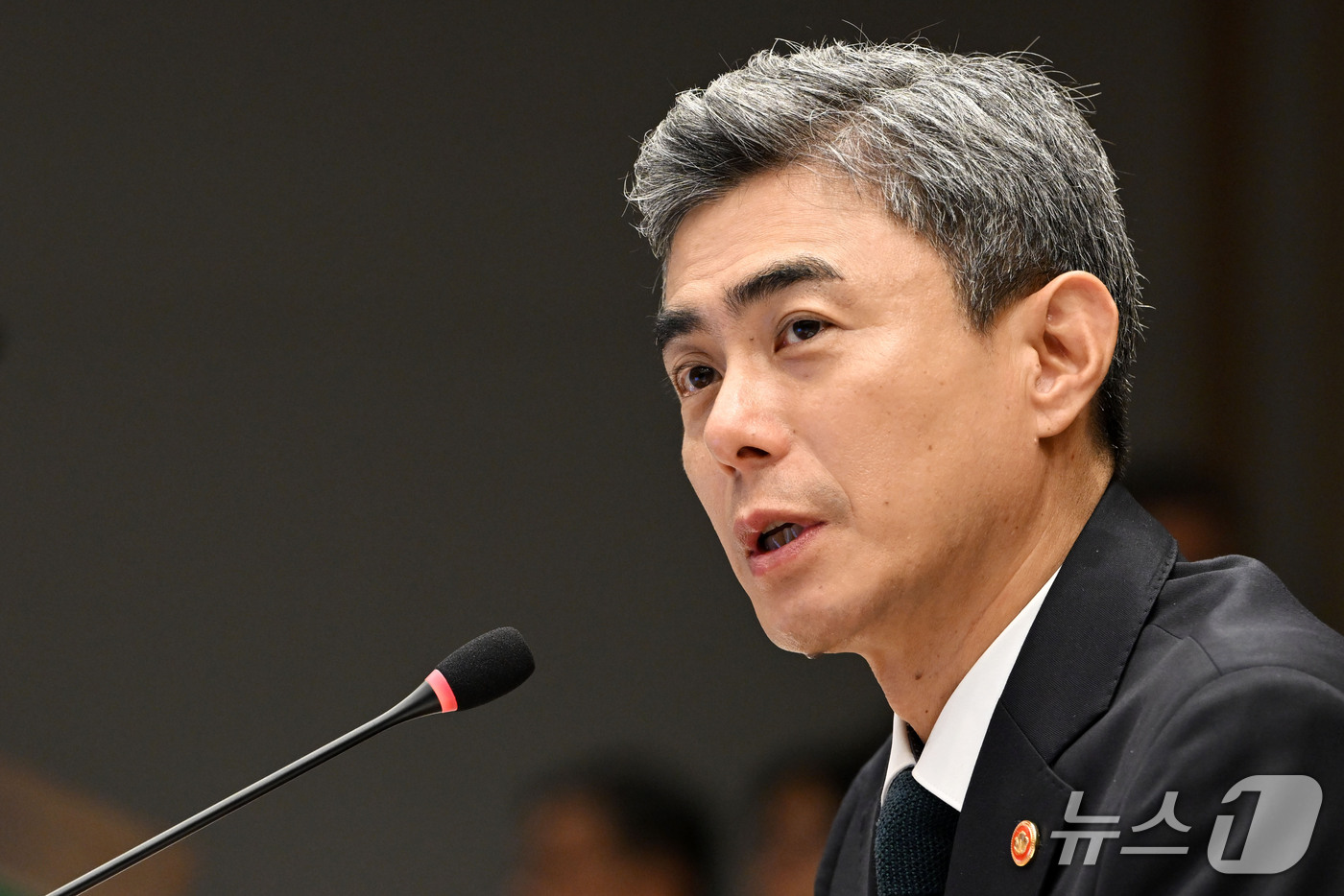 (서울=뉴스1) 국회사진기자단 = 강신철 국방부 장관이 7일 오전 서울 용산구 국방부에서 열린 국방위원회의 국방부에 대한 국정감사에서 의원 질의에 답하고 있다. 2026.10.7/ …