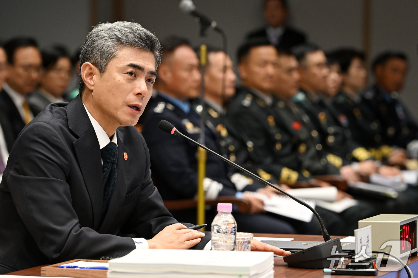 (서울=뉴스1) 국회사진기자단 = 강신철 국방부 장관이 7일 오전 서울 용산구 국방부에서 열린 국방위원회의 국방부에 대한 국정감사에서 의원 질의에 답하고 있다. 2026.10.7/ …