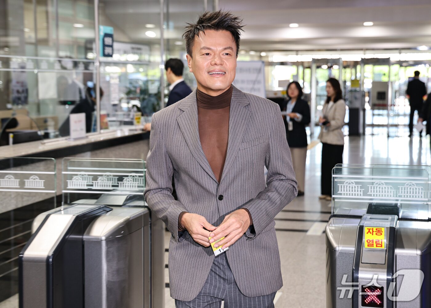 본문 이미지 - 박진영 대중문화교류위원회 공동위원장이 7일 서울 여의도 국회 문화체육관광위원회에서 열린 문화체육관광부에 대한 국정감사에 출석하기 위해 이동하고 있다. 2026.10.7 ⓒ 뉴스1 김도우 기자