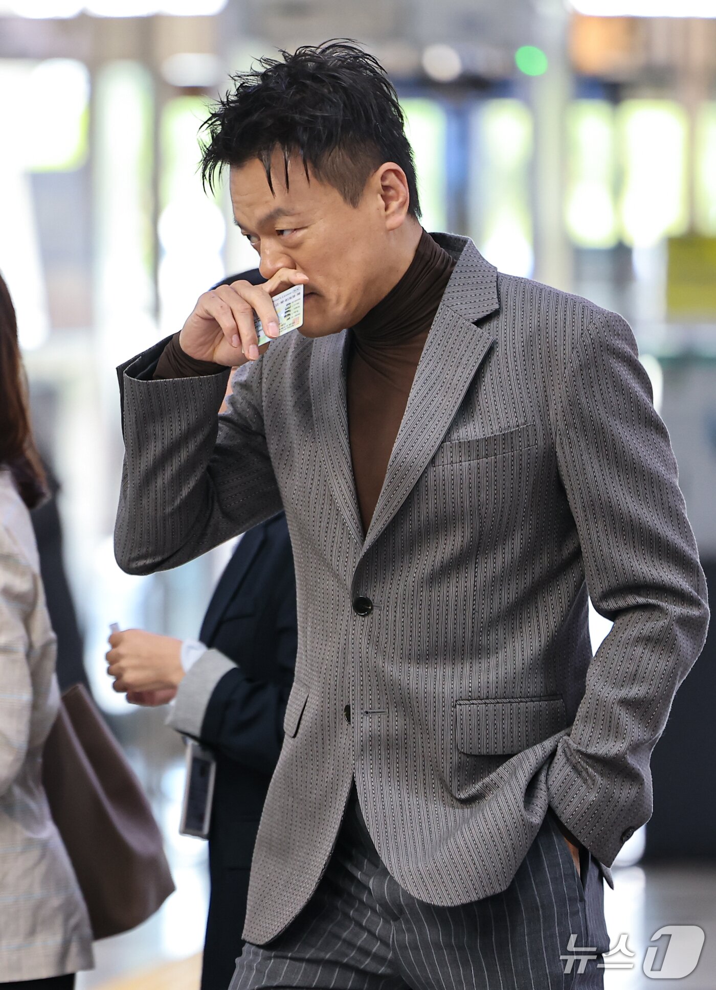 본문 이미지 - 박진영 대중문화교류위원회 공동위원장이 7일 서울 여의도 국회 문화체육관광위원회에서 열린 문화체육관광부에 대한 국정감사에 출석하기 위해 이동하고 있다. 2026.10.7 ⓒ 뉴스1 김도우 기자