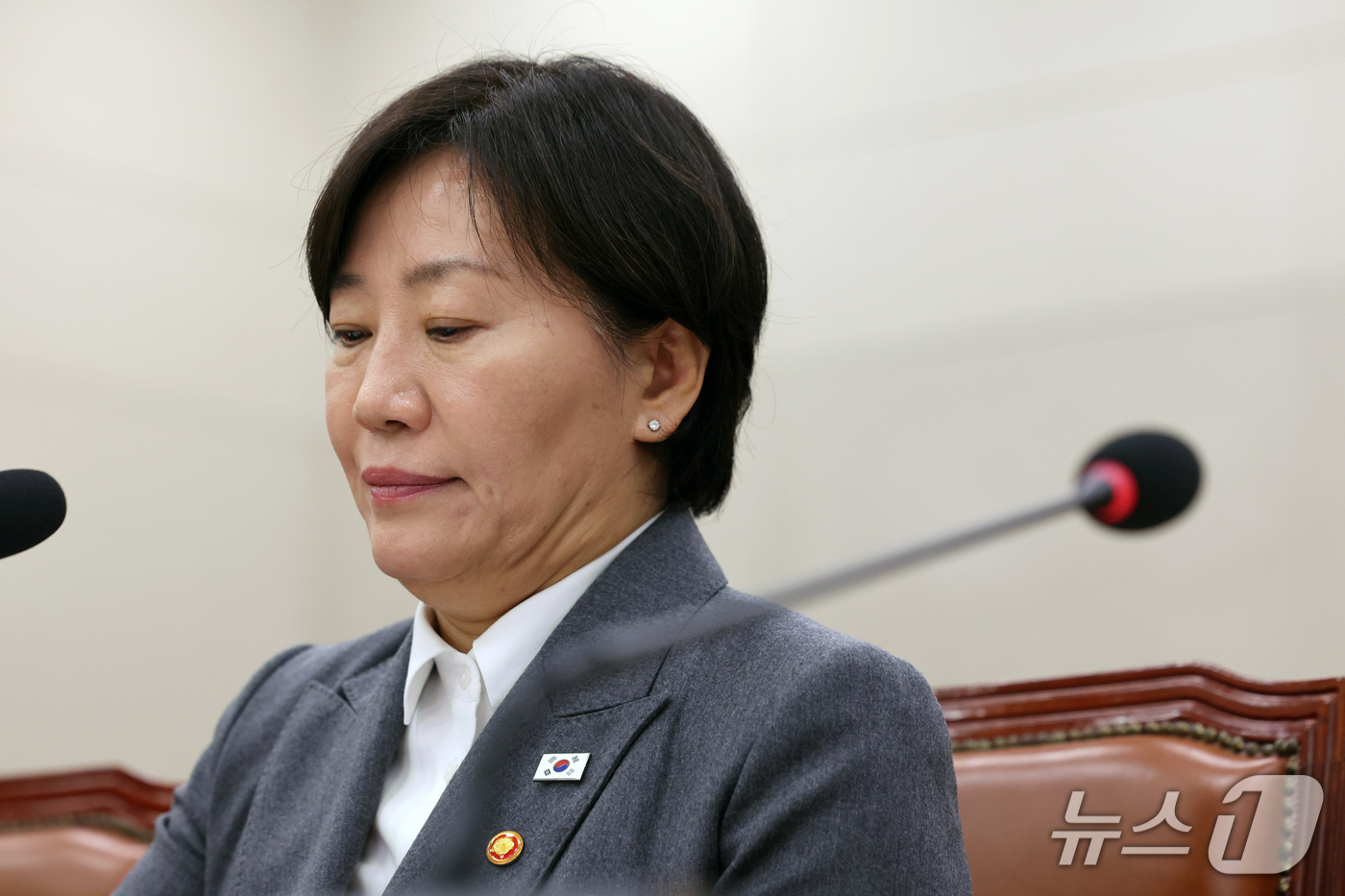 (서울=뉴스1) 황기선 기자 = 송미령 농림축산식품부 장관이 7일 서울 여의도 국회 농림축산식품해양수산위원회에서 열린 농림축산식품부 등에 대한 국정감사에서 생각에 잠겨 있다.  2 …