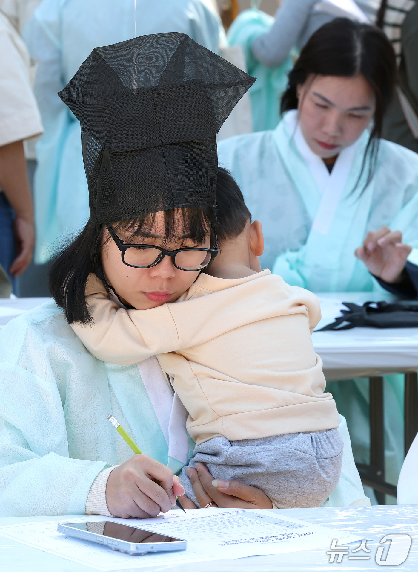(대구=뉴스1) 공정식 기자 = 7일 대구 달서구 병암서원에서 열린 '제580돌 한글날 기념 다문화 한글 백일장'에 참가한 다문화 가족과 외국인, 지역 주민 등이 한글 실력을 뽐내 …