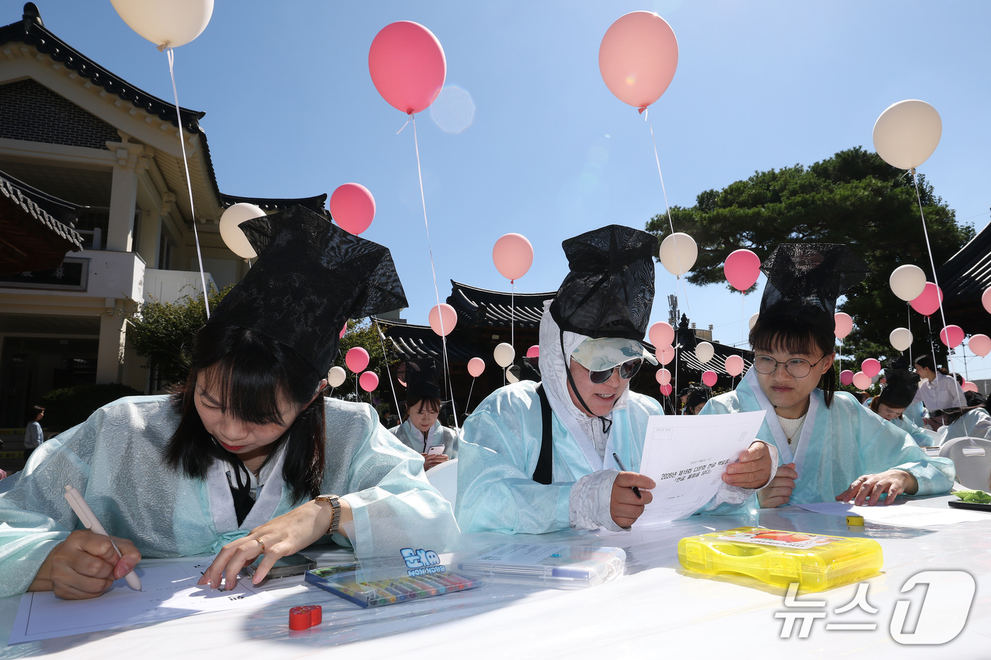 (대구=뉴스1) 공정식 기자 = 7일 대구 달서구 병암서원에서 열린 '제580돌 한글날 기념 다문화 한글 백일장'에 참가한 다문화 가족과 외국인, 지역 주민 등이 한글 실력을 뽐내 …