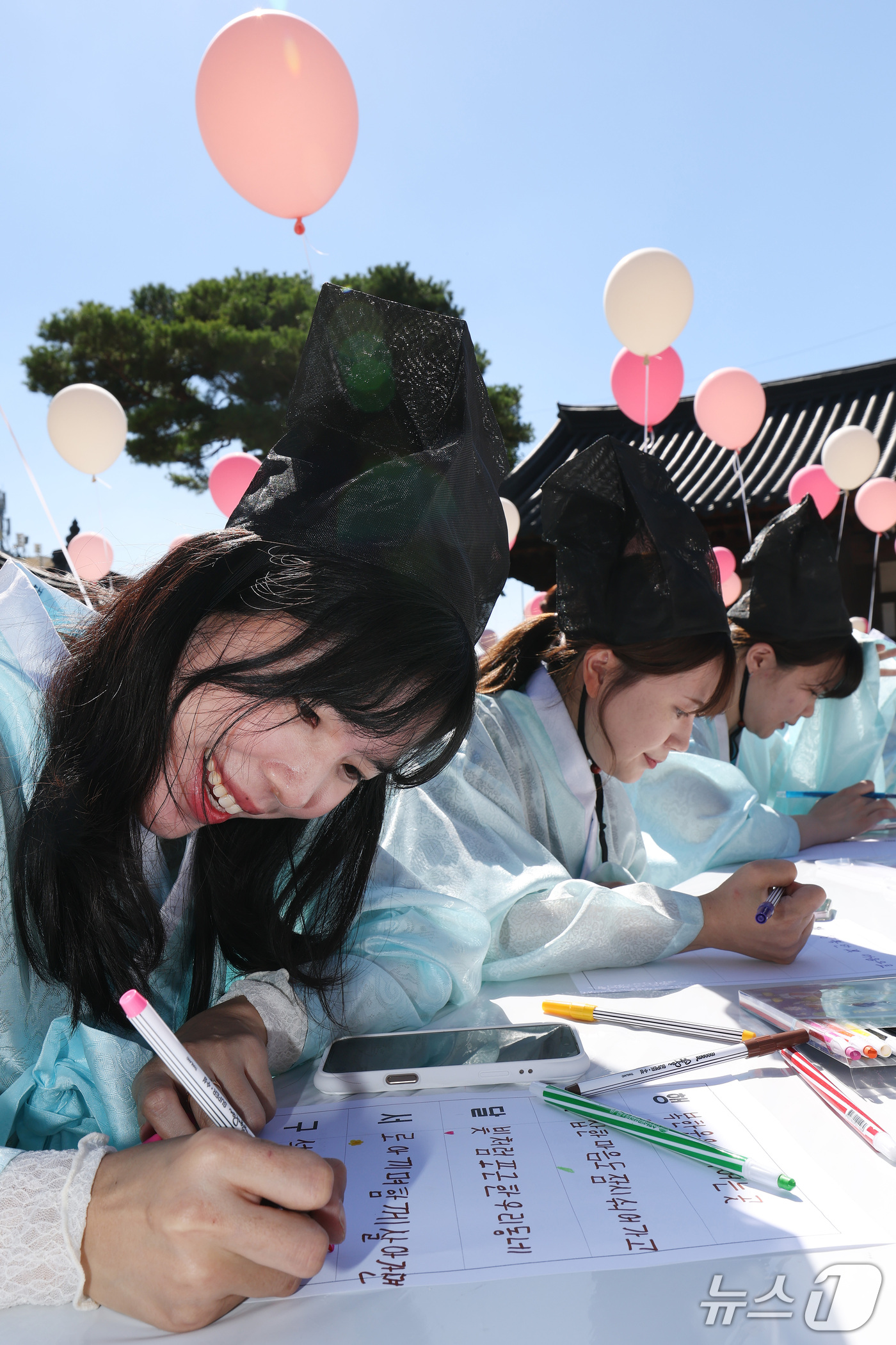 (대구=뉴스1) 공정식 기자 = 7일 대구 달서구 병암서원에서 열린 '제580돌 한글날 기념 다문화 한글 백일장'에 참가한 다문화 가족과 외국인, 지역 주민 등이 한글 실력을 뽐내 …