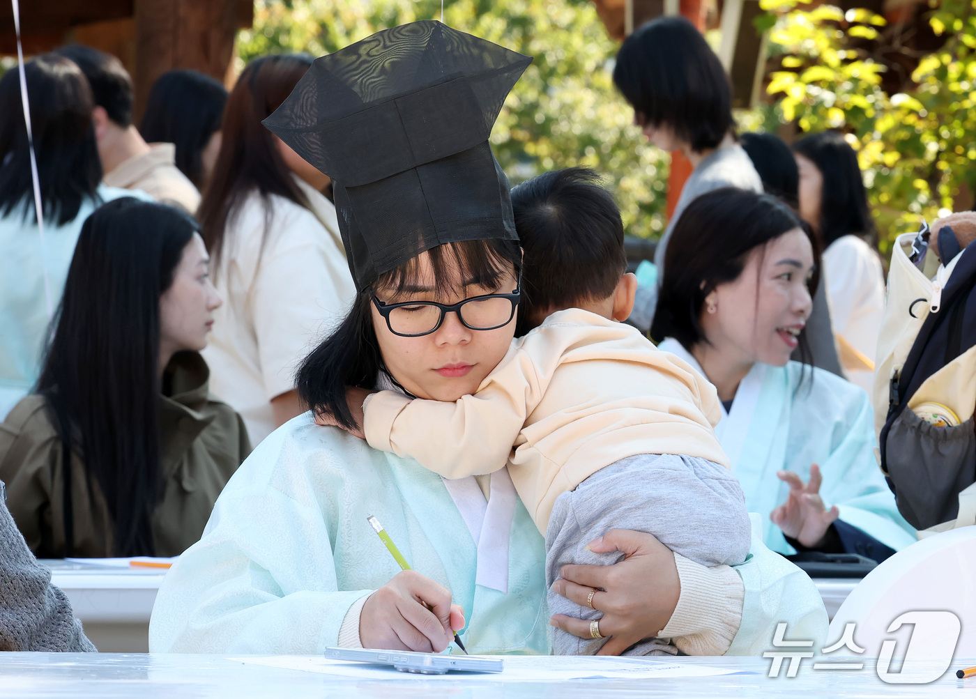 (대구=뉴스1) 공정식 기자 = 7일 대구 달서구 병암서원에서 열린 '제580돌 한글날 기념 다문화 한글 백일장'에 참가한 다문화 가족과 외국인, 지역 주민 등이 한글 실력을 뽐내 …