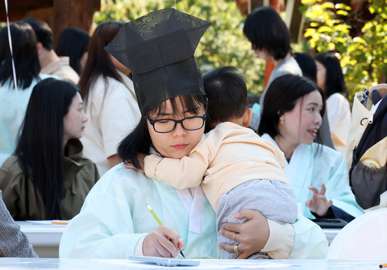 아기 품에 안고 '한글 백일장'