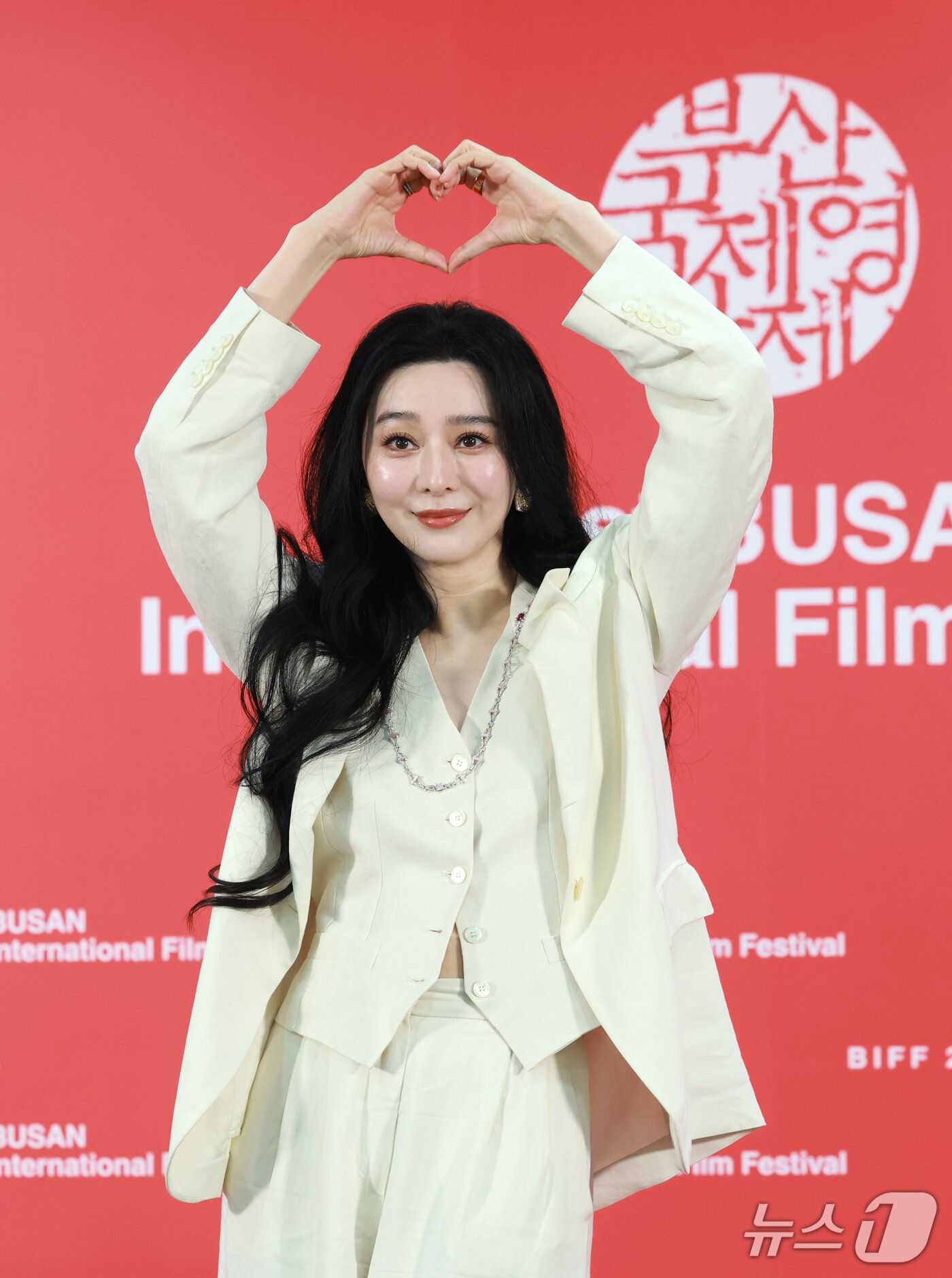 본문 이미지 - 배우 판빙빙이 7일 부산 해운대구 영화의전당 비프힐에서 열린 ‘제31회 부산국제영화제’(BIFF) '미친 노인의 일기' '그녀가 말했다' 기자회견에서 포즈를 취하고 있다. 2026.10.7 ⓒ 뉴스1 권현진 기자