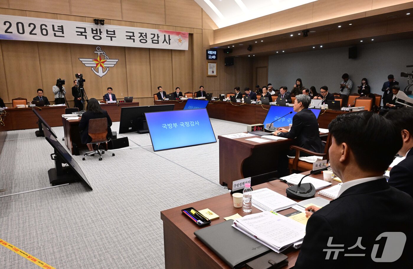 본문 이미지 - 강신철 국방부 장관이 7일 오전 서울 용산구 국방부에서 열린 국방위원회의 국방부에 대한 국정감사에서 의원 질의에 답하고 있다. 2026.10.7 ⓒ 뉴스1 국회사진기자단