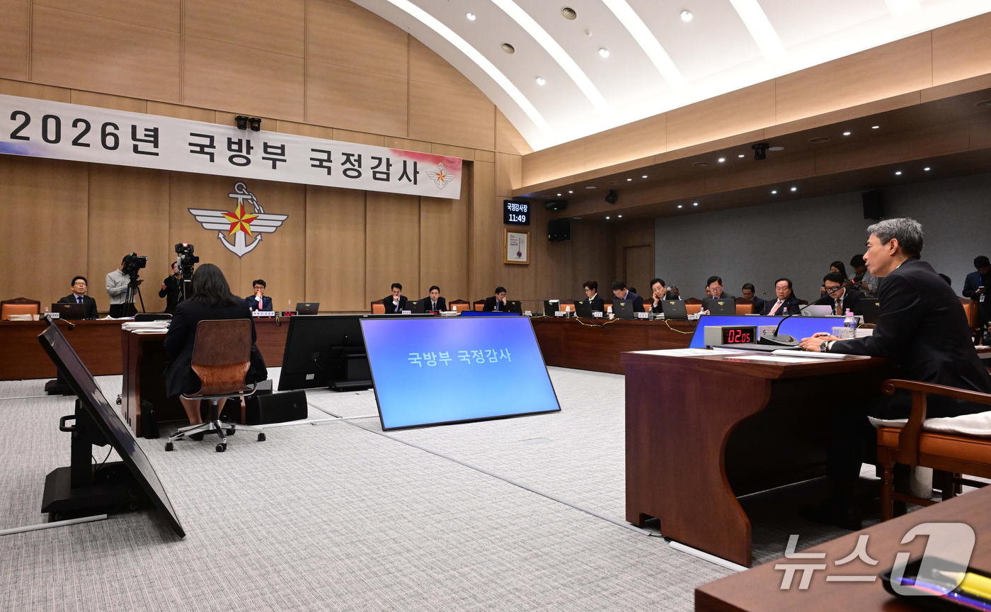 (서울=뉴스1) 국회사진기자단 = 강신철 국방부 장관이 7일 오전 서울 용산구 국방부에서 열린 국방위원회의 국방부에 대한 국정감사에서 의원 질의에 답하고 있다.  2026.10.7 …