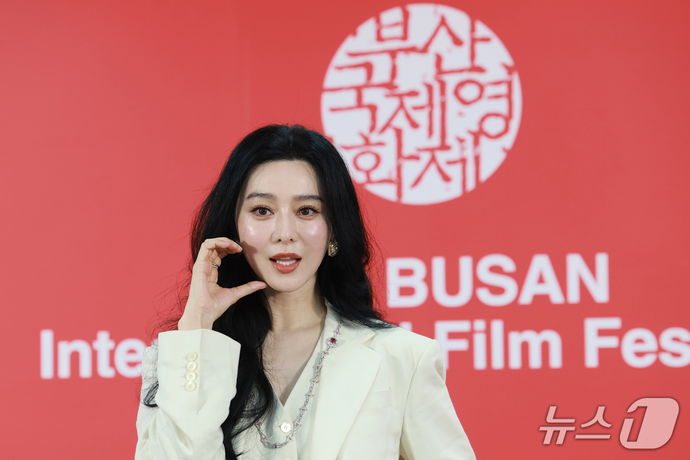 (부산=뉴스1) 권현진 기자 = 배우 판빙빙이 7일 부산 해운대구 영화의전당 비프힐에서 열린 ‘제31회 부산국제영화제’(BIFF) '미친 노인의 일기' '그녀가 말했다' 기자회견에 …