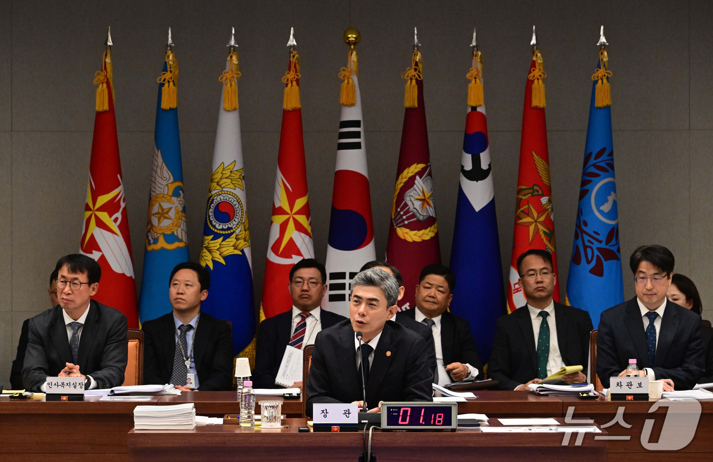 (서울=뉴스1) 국회사진기자단 = 강신철 국방부 장관이 7일 오전 서울 용산구 국방부에서 열린 국방위원회의 국방부에 대한 국정감사에서 의원 질의에 답하고 있다.  2026.10.7 …
