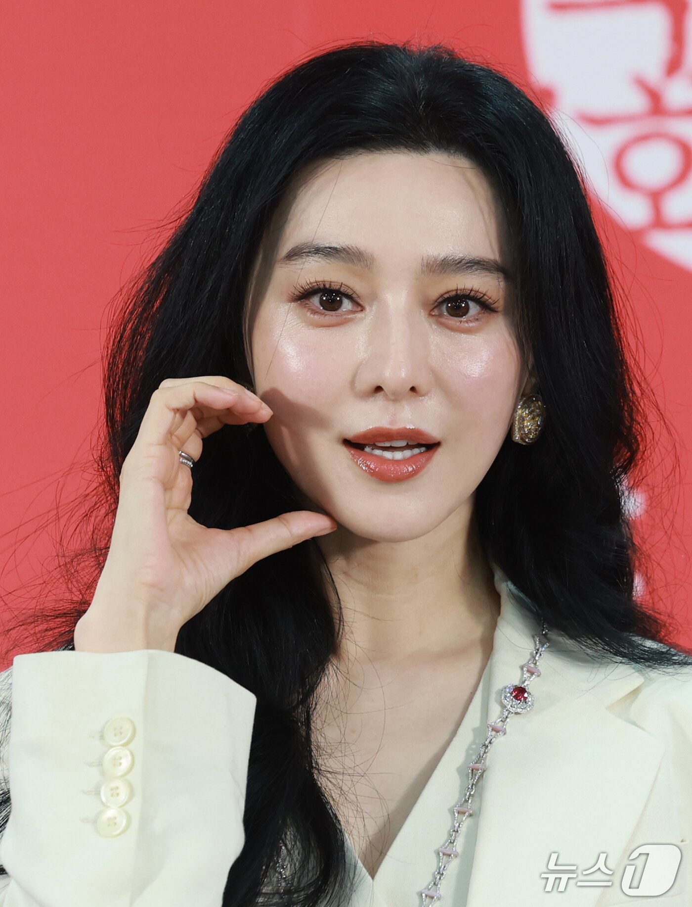 본문 이미지 - 배우 판빙빙이 7일 부산 해운대구 영화의전당 비프힐에서 열린 ‘제31회 부산국제영화제’(BIFF) '미친 노인의 일기' '그녀가 말했다' 기자회견에서 포즈를 취하고 있다. 2026.10.7 ⓒ 뉴스1 권현진 기자