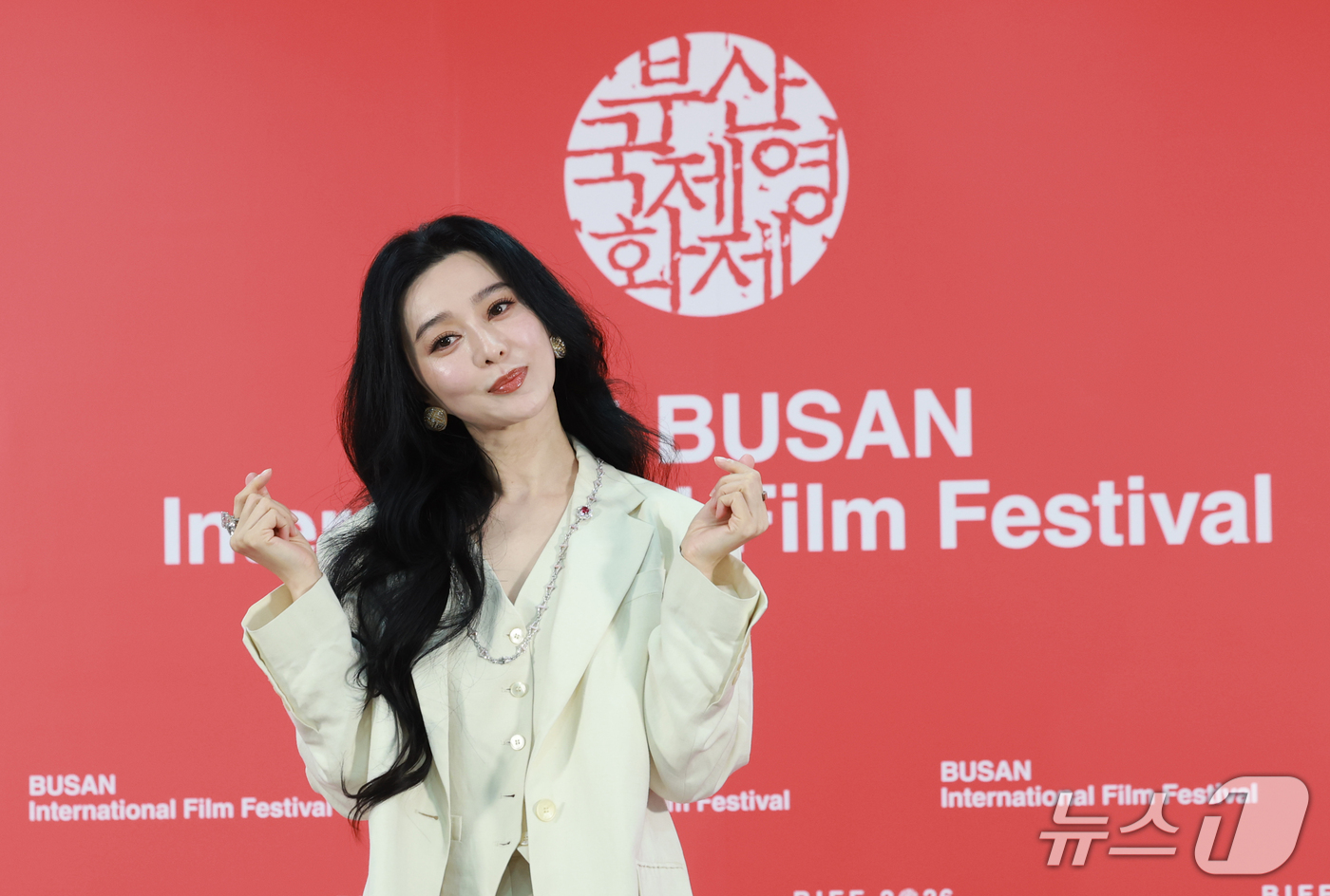 (부산=뉴스1) 권현진 기자 = 배우 판빙빙이 7일 부산 해운대구 영화의전당 비프힐에서 열린 ‘제31회 부산국제영화제’(BIFF) '미친 노인의 일기' '그녀가 말했다' 기자회견에 …