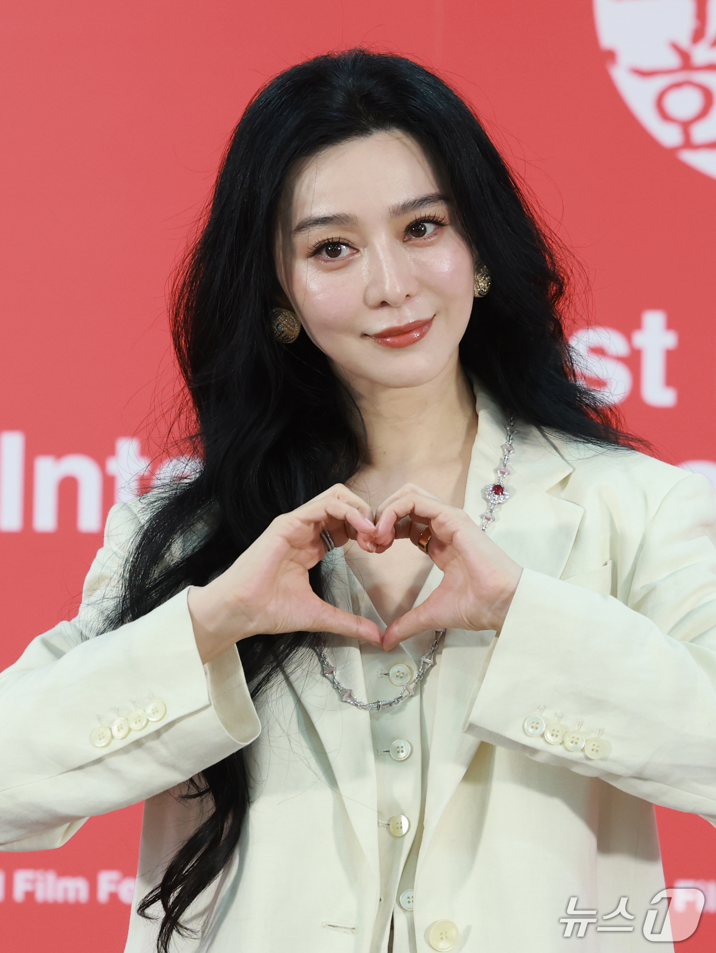 (부산=뉴스1) 권현진 기자 = 배우 판빙빙이 7일 부산 해운대구 영화의전당 비프힐에서 열린 ‘제31회 부산국제영화제’(BIFF) '미친 노인의 일기' '그녀가 말했다' 기자회견에 …