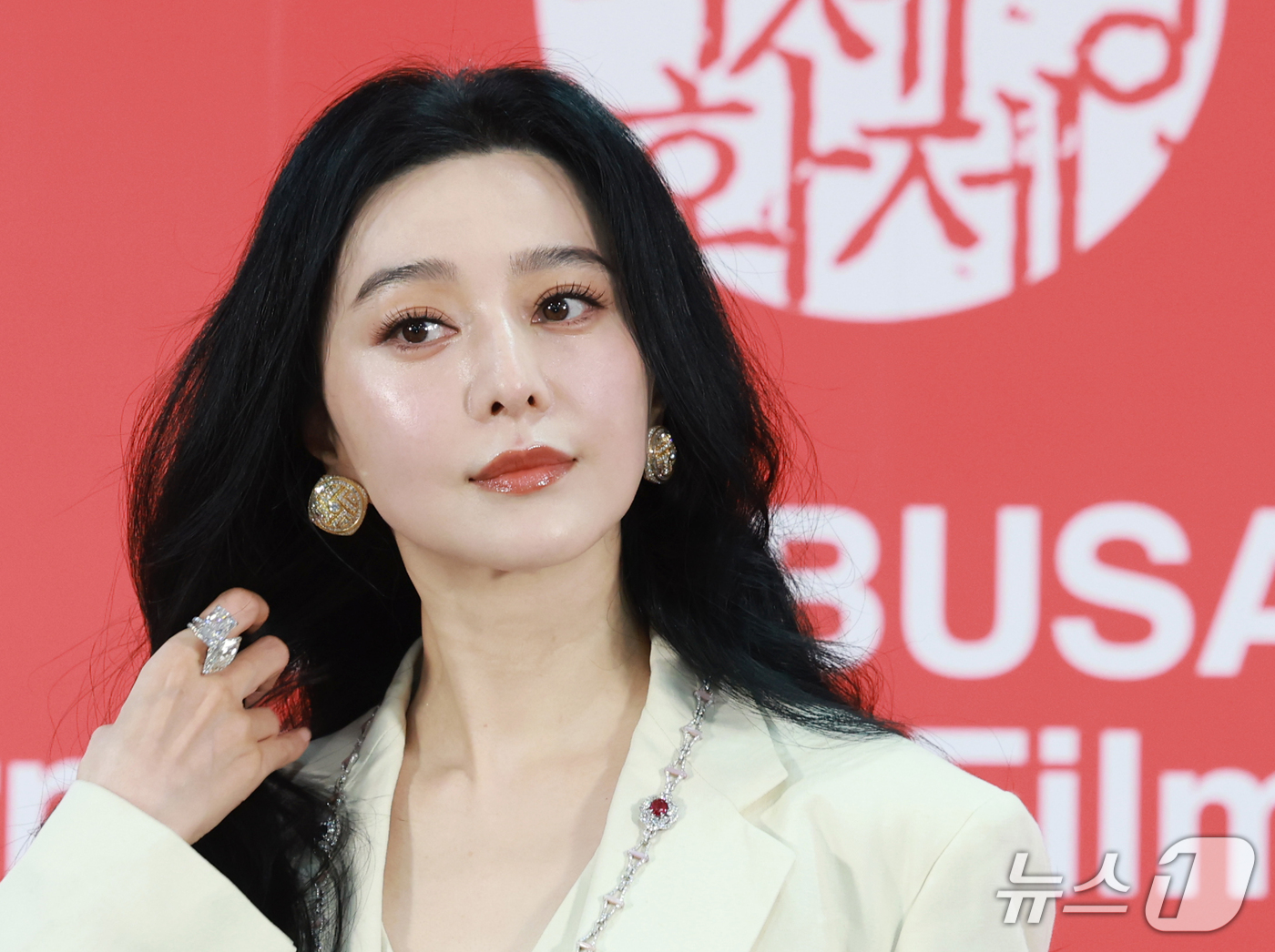 (부산=뉴스1) 권현진 기자 = 배우 판빙빙이 7일 부산 해운대구 영화의전당 비프힐에서 열린 ‘제31회 부산국제영화제’(BIFF) '미친 노인의 일기' '그녀가 말했다' 기자회견에 …