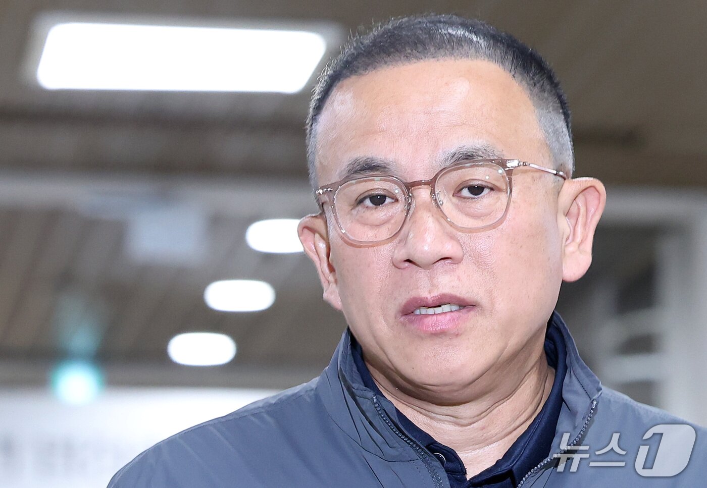 본문 이미지 - 윤석열 전 대통령에게 여론조사를 무상으로 제공한 혐의를 받는 '정치브로커' 명태균 씨가 지난 7일 서울 서초구 고등법원에서 열린 정치자금법 위반 혐의 2심 선고 공판에 출석하고 있다. 2026.10.7 ⓒ 뉴스1 김성진 기자