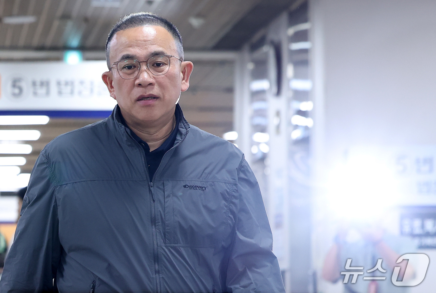 (서울=뉴스1) 김성진 기자 = 윤석열 전 대통령에게 여론조사를 무상으로 제공한 혐의를 받는 '정치브로커' 명태균 씨가 7일 서울 서초구 고등법원에서 열린 정치자금법 위반 혐의 2 …