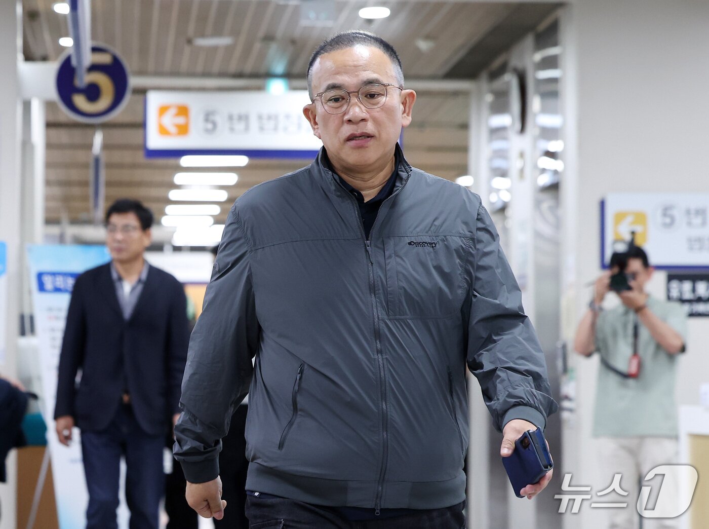 본문 이미지 - 윤석열 전 대통령에게 여론조사를 무상으로 제공한 혐의를 받는 '정치브로커' 명태균 씨가 7일 서울 서초구 고등법원에서 열린 정치자금법 위반 혐의 2심 선고 공판에 출석하고 있다. 2026.10.7 ⓒ 뉴스1 김성진 기자