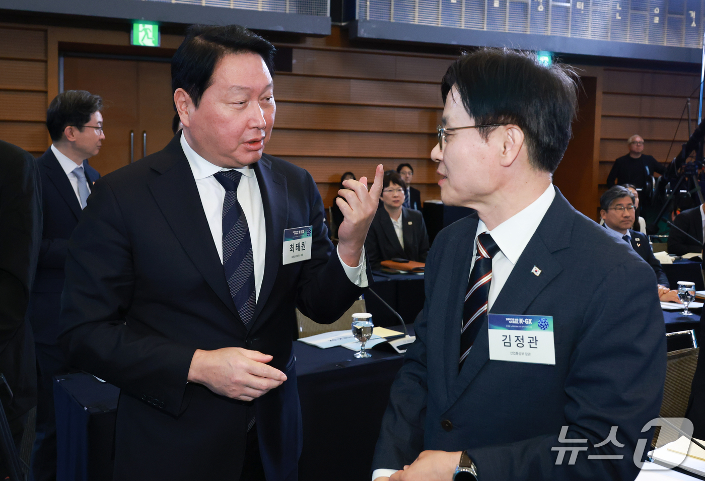 (서울=뉴스1) 허경 기자 = 최태원 대한상의 회장과 김정관 산업통상부 장관이 7일 서울 시내 한 회의장에서 열린 한국형 녹색대전환(K-GX) 전략 국민보고회에서 대화하고 있다. …