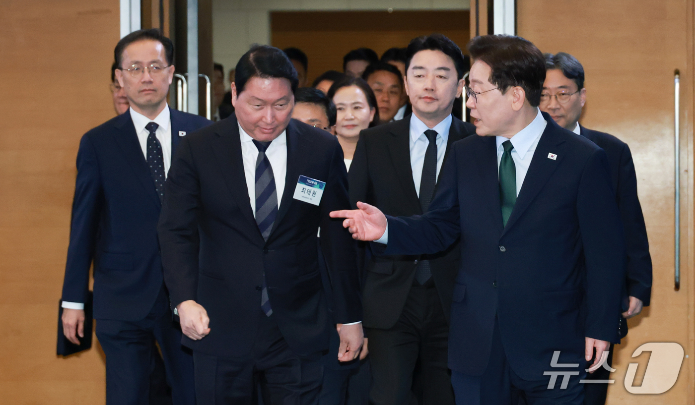 (서울=뉴스1) 허경 기자 = 이재명 대통령과 최태원 대한상의 회장이 7일 서울 시내 한 회의장에서 열린 한국형 녹색대전환(K-GX) 전략 국민보고회에 입장하고 있다. (청와대통신 …