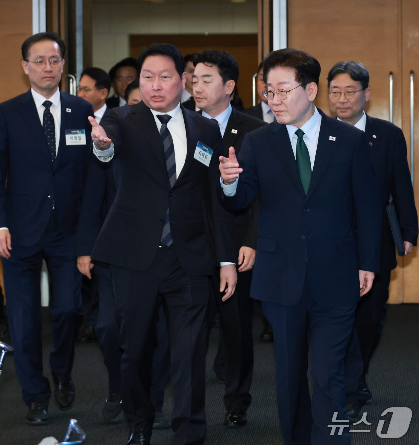(서울=뉴스1) 허경 기자 = 이재명 대통령과 최태원 대한상의 회장이 7일 서울 시내 한 회의장에서 열린 한국형 녹색대전환(K-GX) 전략 국민보고회에 입장하고 있다. (청와대통신 …