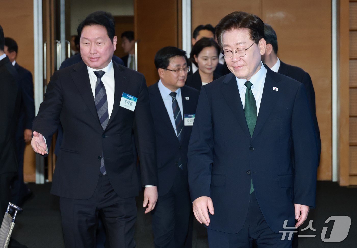 (서울=뉴스1) 허경 기자 = 이재명 대통령과 최태원 대한상의 회장이 7일 서울 시내 한 회의장에서 열린 한국형 녹색대전환(K-GX) 전략 국민보고회에 입장하고 있다. (청와대통신 …