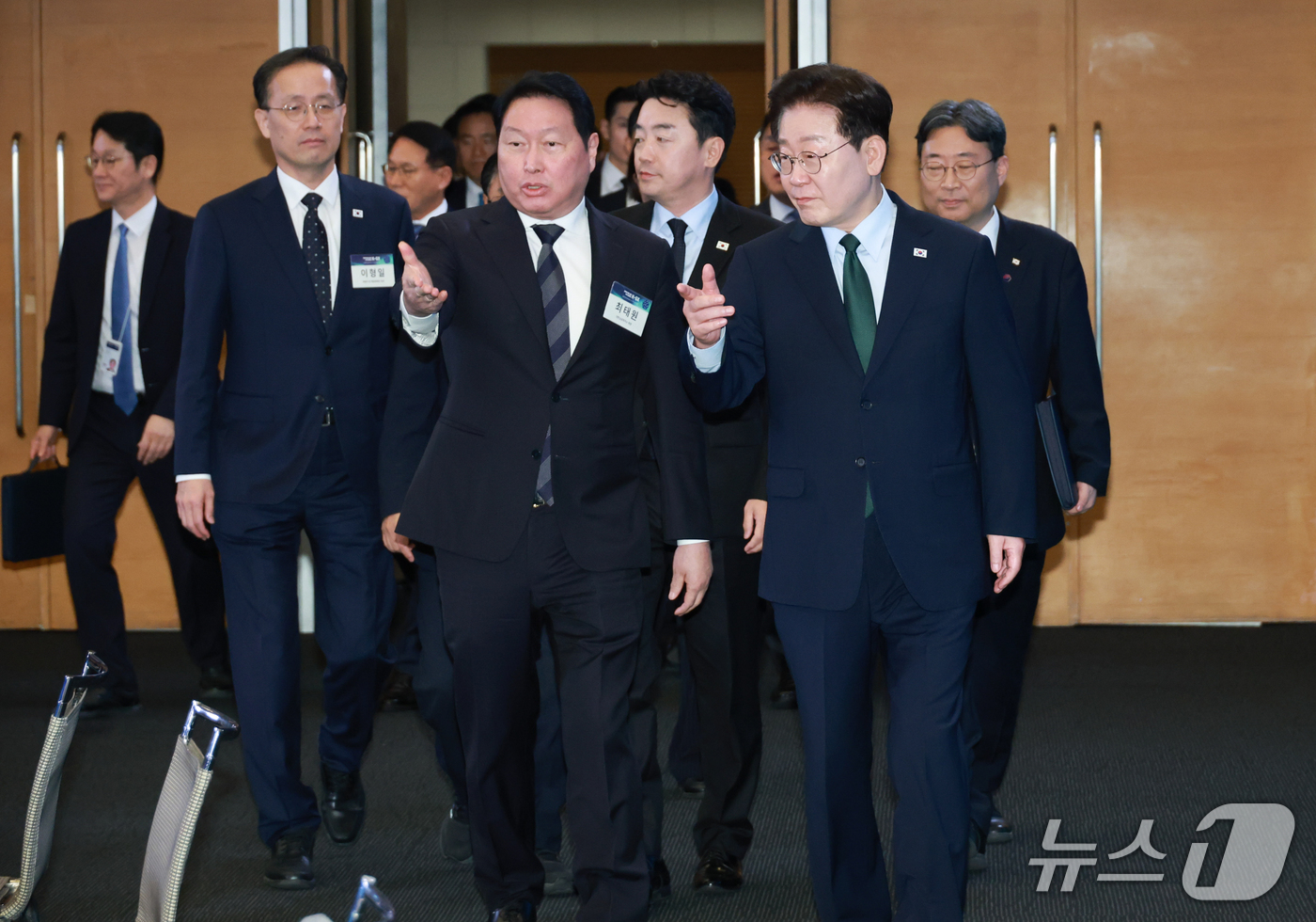 (서울=뉴스1) 허경 기자 = 이재명 대통령과 최태원 대한상의 회장이 7일 서울 시내 한 회의장에서 열린 한국형 녹색대전환(K-GX) 전략 국민보고회에 입장하고 있다. (청와대통신 …