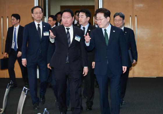 함께 입장하는 이재명 대통령과 최태원 회장