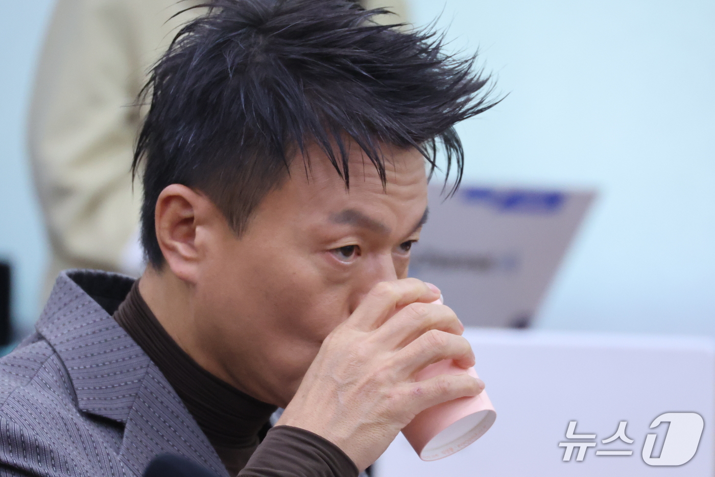 (서울=뉴스1) 신웅수 기자 = 박진영 대중문화교류위원회 공동위원장이 7일 서울 여의도 국회 문화체육관광위원회에서 열린 문화체육관광부에 대한 국정감사에서 물을 마시고 있다. 202 …