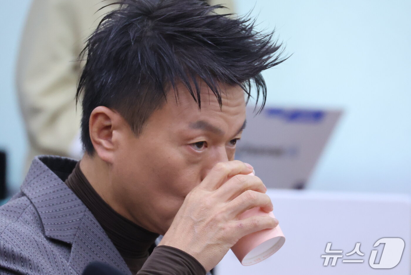 본문 이미지 - 박진영 대중문화교류위원회 공동위원장이 7일 서울 여의도 국회 문화체육관광위원회에서 열린 문화체육관광부에 대한 국정감사에서 물을 마시고 있다. 2026.10.7 ⓒ 뉴스1 신웅수 기자