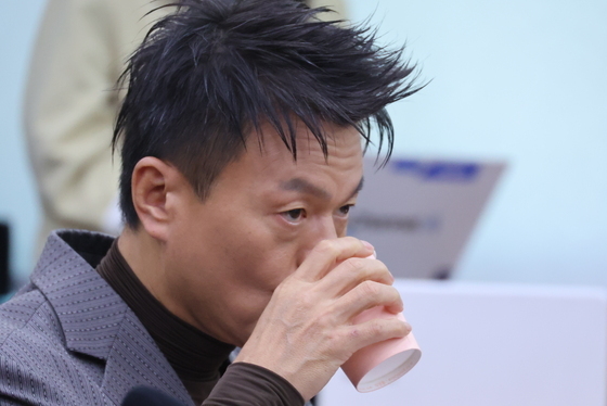 [국감] 물 마시는 박진영