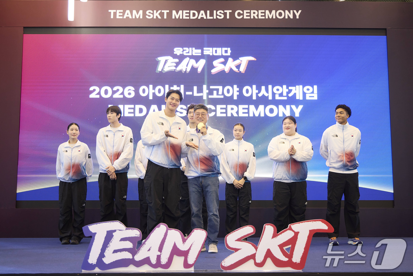 (서울=뉴스1) = 정재헌 SK텔레콤 CEO가 7일 서울 SKT타워에서 열린 2026 아이치·나고야 아시안게임 메달리스트 세리머니에서 펜싱 오상욱 선수와 금메달을 들어 보이며 기념 …
