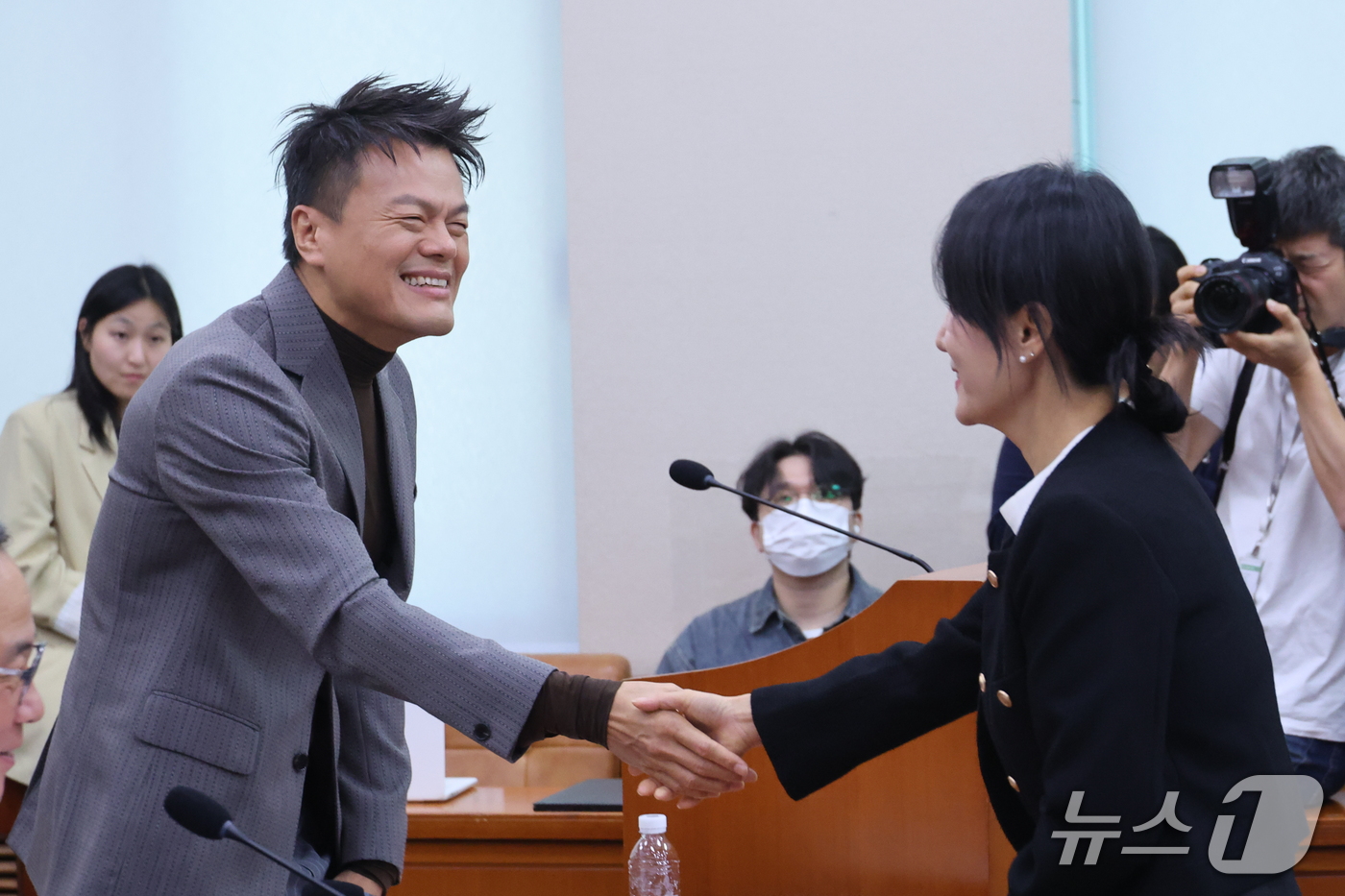 (서울=뉴스1) 신웅수 기자 = 박진영 대통령 직속 대중문화교류위원회 공동위원장이 7일 서울 여의도 국회에서 열린 문화체육관광위원회의 문체부 국정감사에서 이재정 위원장과 인사하고 …