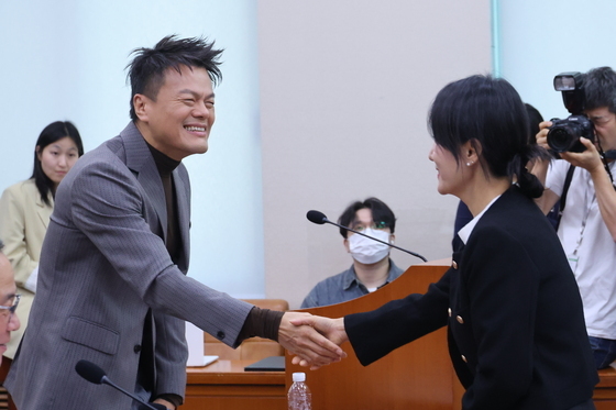 [국감] 인사하는 박진영 위원장