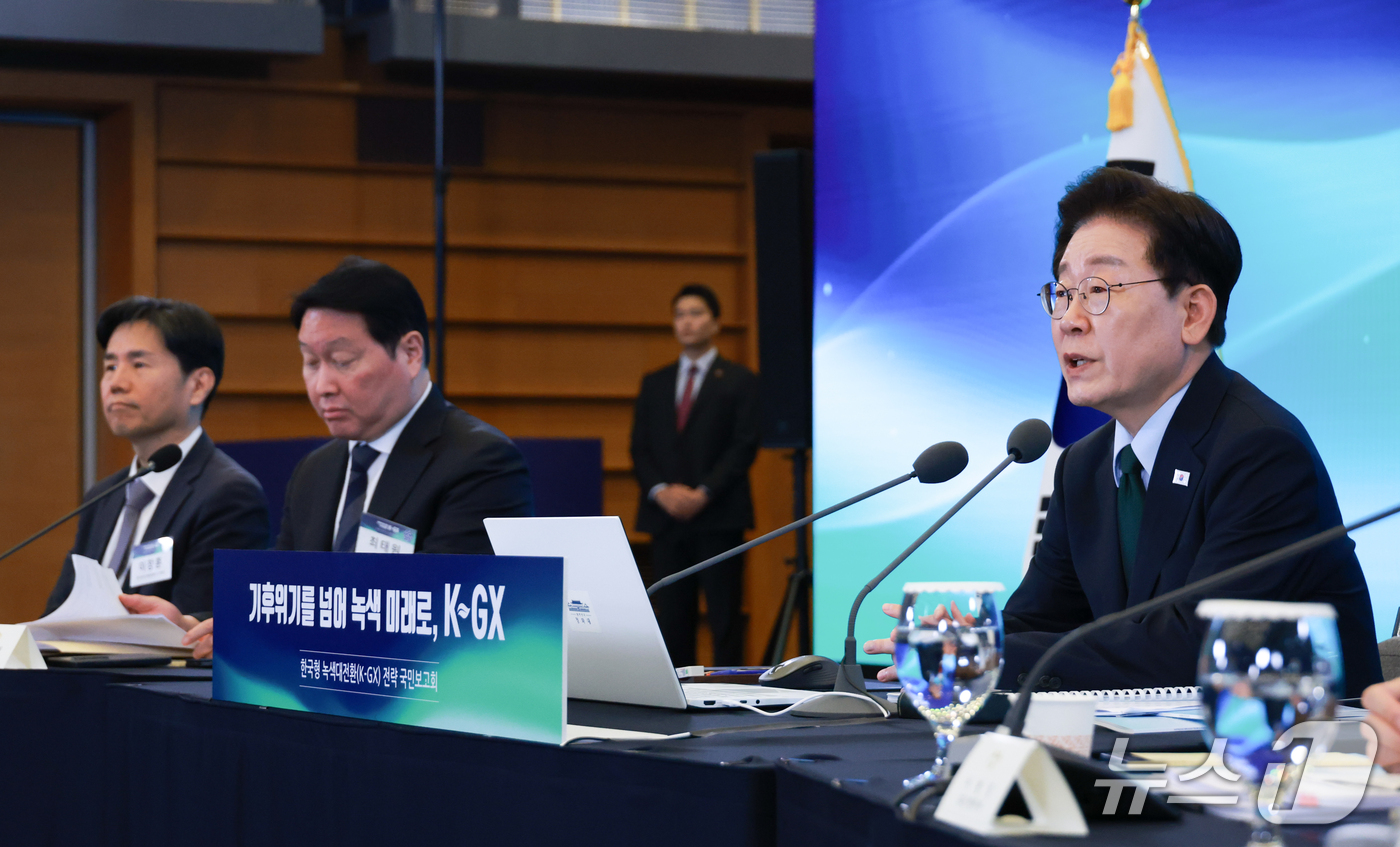 (서울=뉴스1) 허경 기자 = 이재명 대통령이 7일 서울 시내 한 회의장에서 열린 한국형 녹색대전환(K-GX) 전략 국민보고회에서 발언하고 있다. (청와대통신사진기자단) 2026. …