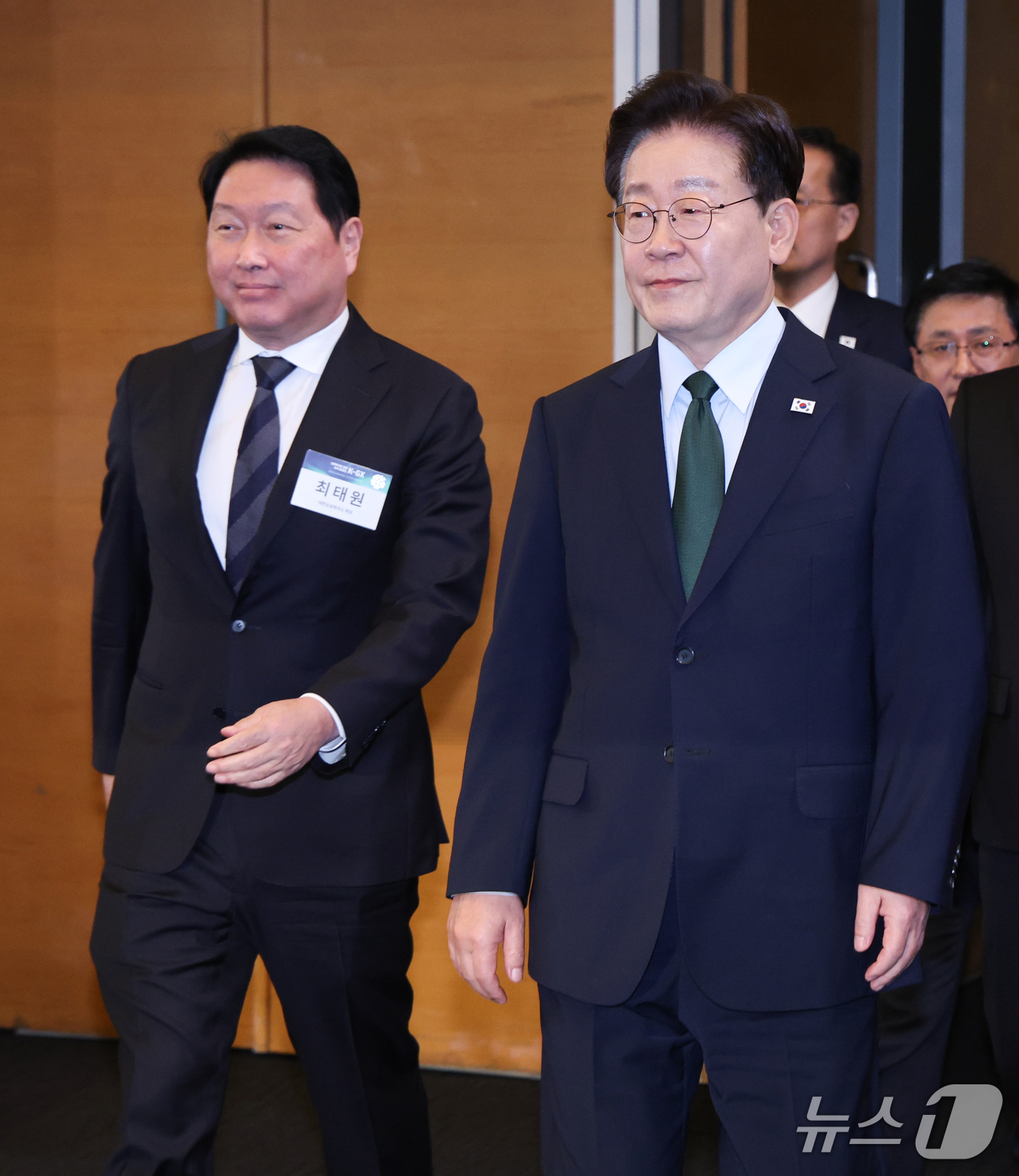 (서울=뉴스1) 허경 기자 = 이재명 대통령이 7일 서울 시내 한 회의장에서 열린 한국형 녹색대전환(K-GX) 전략 국민보고회에 입장하고 있다. (청와대통신사진기자단) 2026.1 …