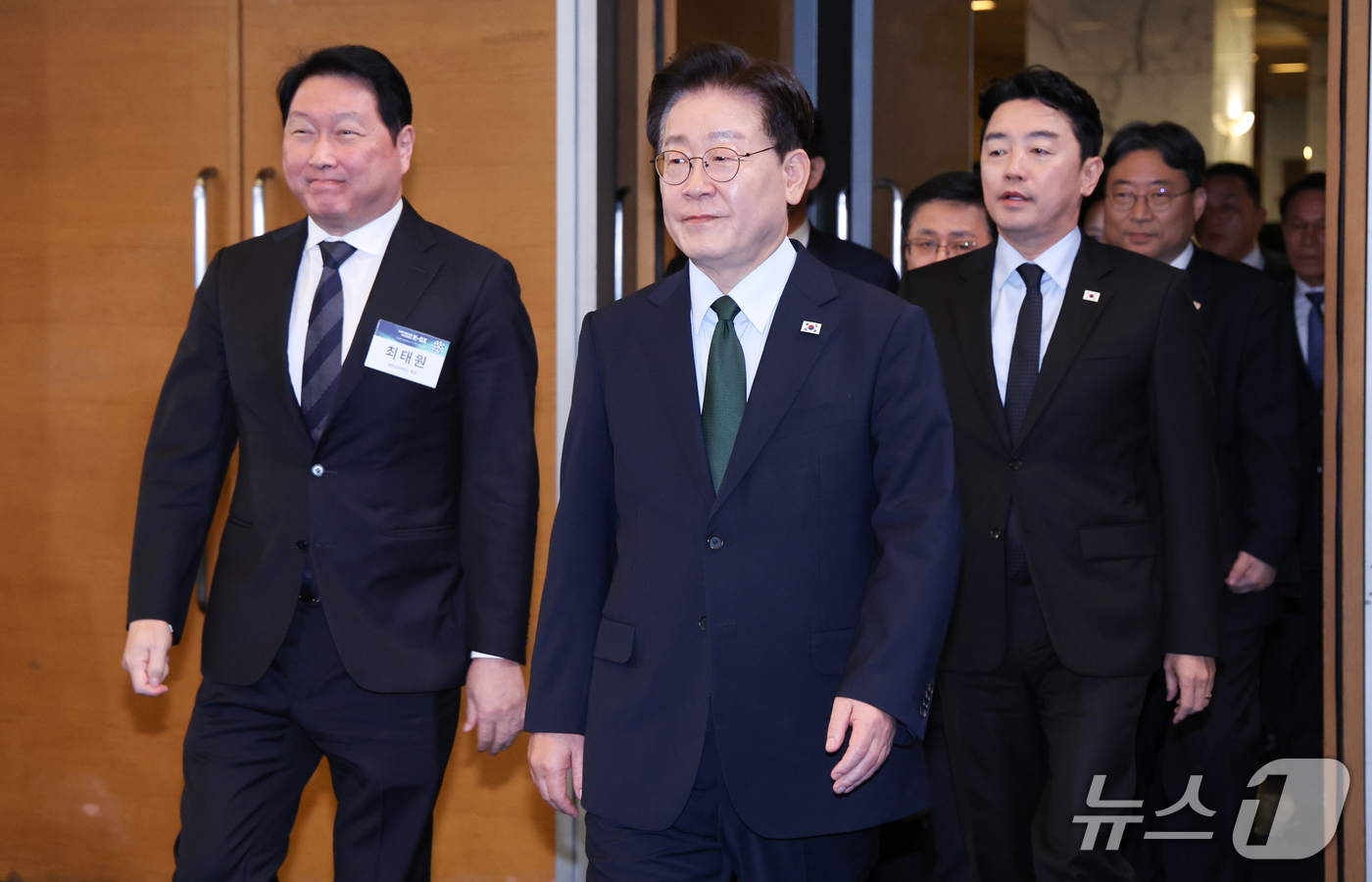 (서울=뉴스1) 허경 기자 = 이재명 대통령이 7일 서울 시내 한 회의장에서 열린 한국형 녹색대전환(K-GX) 전략 국민보고회에 입장하고 있다. (청와대통신사진기자단) 2026.1 …