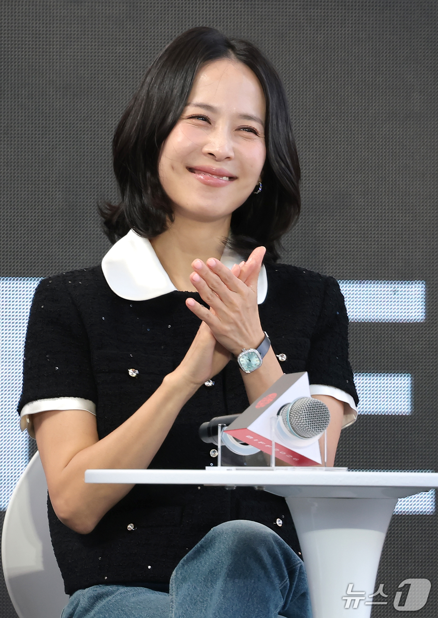 (부산=뉴스1) 권현진 기자 = 배우 조여정이 7일 부산 해운대구 영화의전당 야외무대에서 열린 영화 ‘가능한 사랑’ 무대 인사에서 미소를 짓고 있다. 2026.10.7/뉴스1