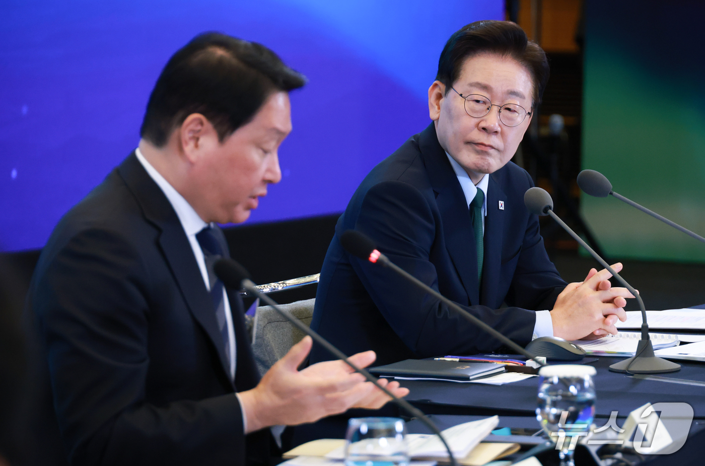 (서울=뉴스1) 허경 기자 = 이재명 대통령이 7일 서울 시내 한 회의장에서 열린 한국형 녹색대전환(K-GX) 전략 국민보고회에서 인사말 중인 최태원 대한상의 회장을 바라보고 있다 …