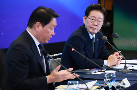 최태원 회장 바라보는 이재명 대통령