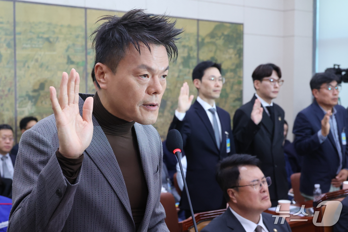 (서울=뉴스1) 신웅수 기자 = 박진영 대중문화교류위원회 공동위원장이 7일 서울 여의도 국회 문화체육관광위원회에서 열린 문화체육관광부에 대한 국정감사에서 선서를 하고 있다. 202 …