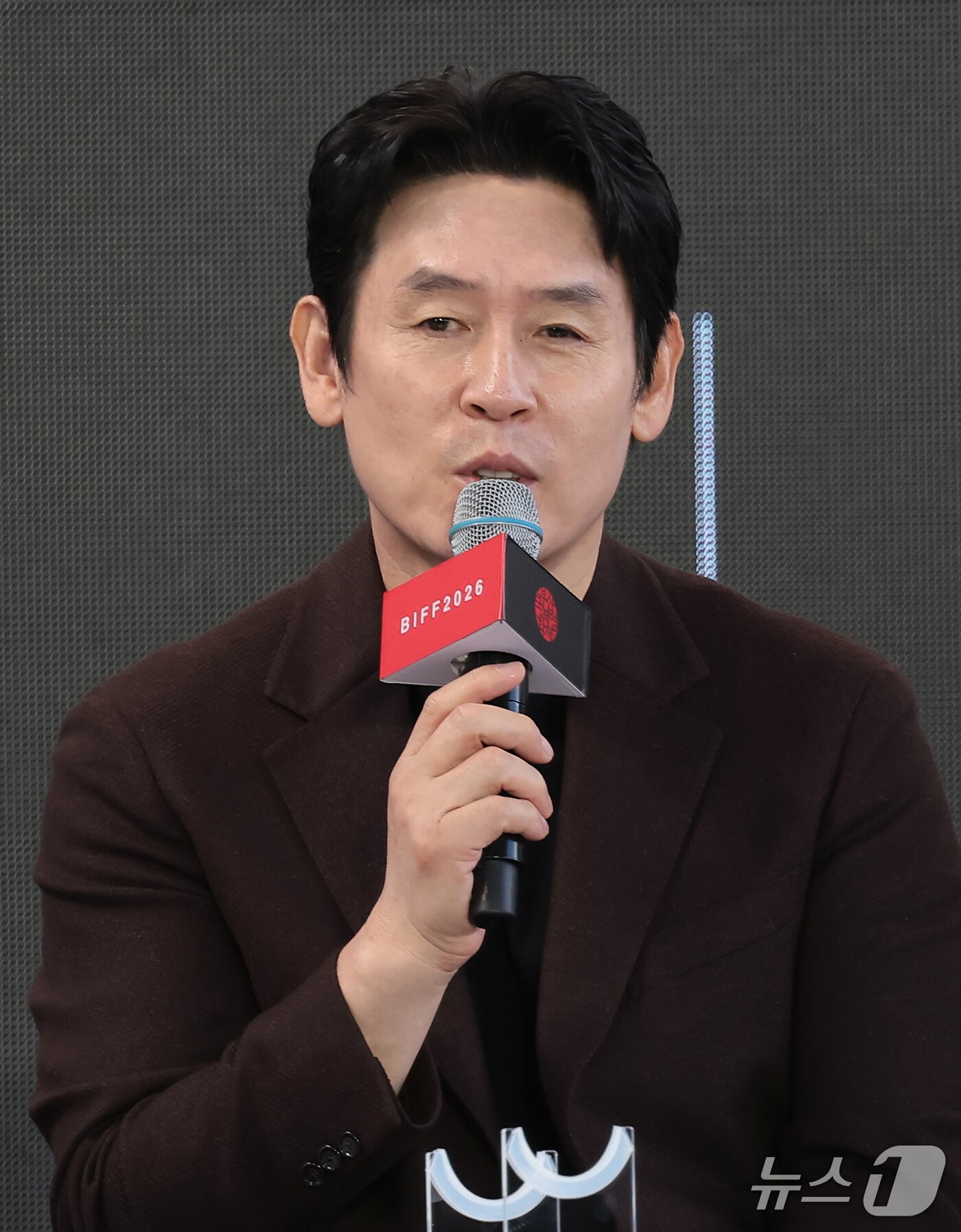 본문 이미지 - 배우 설경구가 7일 부산 해운대구 영화의전당 야외무대에서 열린 영화 ‘가능한 사랑’ 무대 인사에서 팬과 즐거운 시간을 보내고 있다. 2026.10.7 ⓒ 뉴스1 권현진 기자