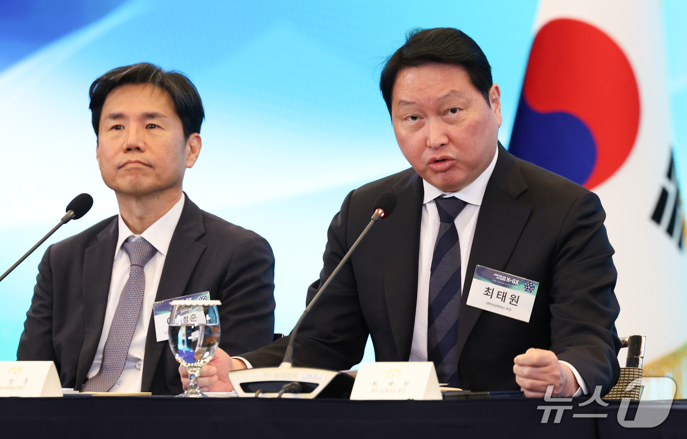 (서울=뉴스1) 허경 기자 = 최태원 대한상의 회장이 7일 서울 시내 한 회의장에서 열린 한국형 녹색대전환(K-GX) 전략 국민보고회에서 인사말을 하고 있다. (청와대통신사진기자단 …