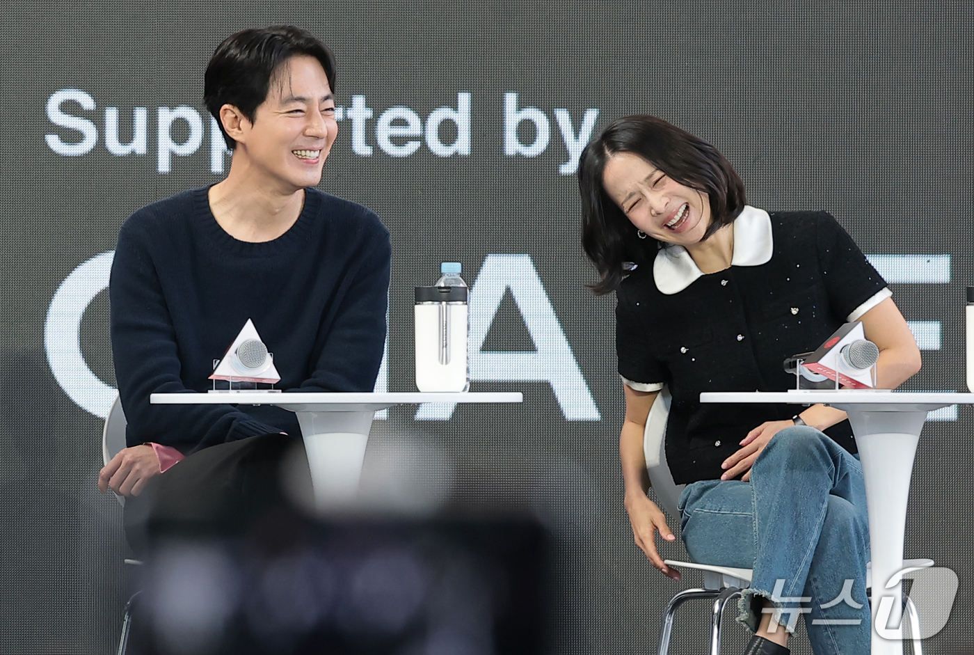 (부산=뉴스1) 권현진 기자 = 배우 조인성과 조여정(오른쪽)이 7일 부산 해운대구 영화의전당 야외무대에서 열린 영화 ‘가능한 사랑’ 무대 인사에서 관객들과 즐거운 시간을 보내고 …
