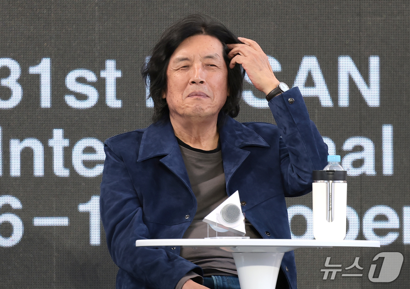 (부산=뉴스1) 권현진 기자 = 이창종 감독이 7일 부산 해운대구 영화의전당 야외무대에서 열린 영화 ‘가능한 사랑’ 무대 인사에서 관객들과 즐거운 시간을 보내고 있다. 2026.1 …