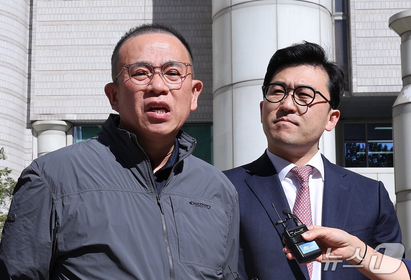 본문 이미지 - 윤석열 전 대통령에게 여론조사를 무상으로 제공한 혐의를 받는 '정치브로커' 명태균 씨가 7일 서울 서초구 서울고등법원에서 열린 정치자금법 위반 혐의 2심 선고 공판에서 무죄를 선고 받은 후 법정을 나서며 취재진의 질문에 답하고 있다. 2026.10.7 ⓒ 뉴스1 김성진 기자